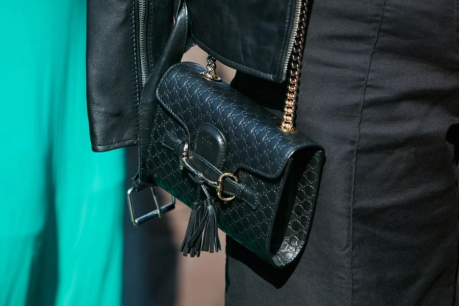 Gucci Gucci Emily Chain Shoulder Bag side view - Gucci Emily bag