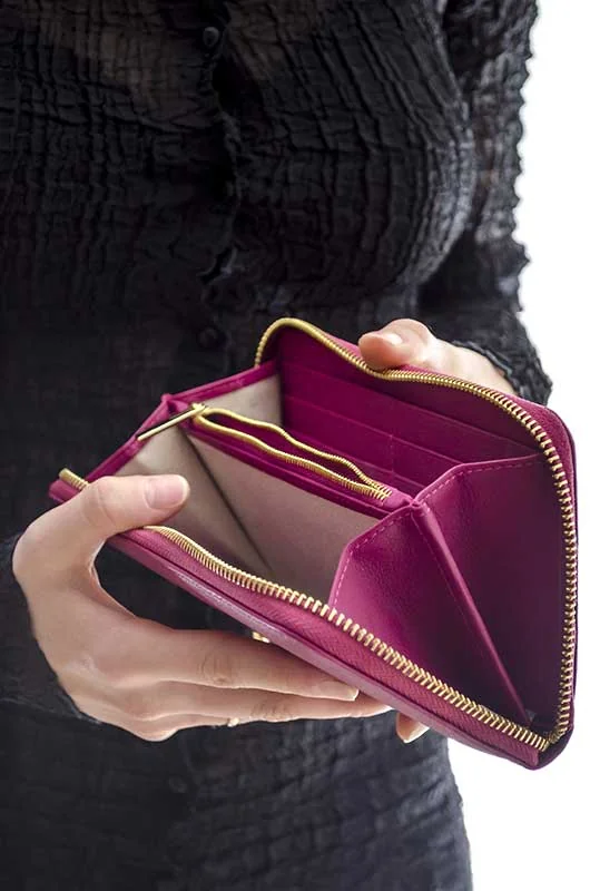 Gucci, Prada, Hermès Women&rsquo;s designer wallets side view - luxury designer wallets for women