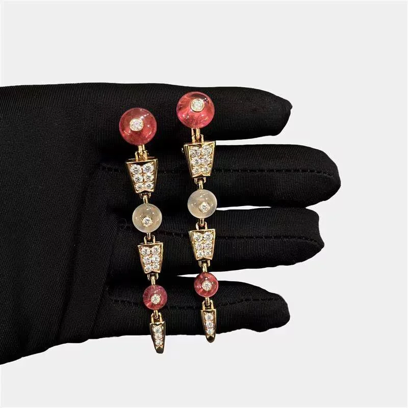 Valentine&rsquo;s Day jewelry gifts close-up