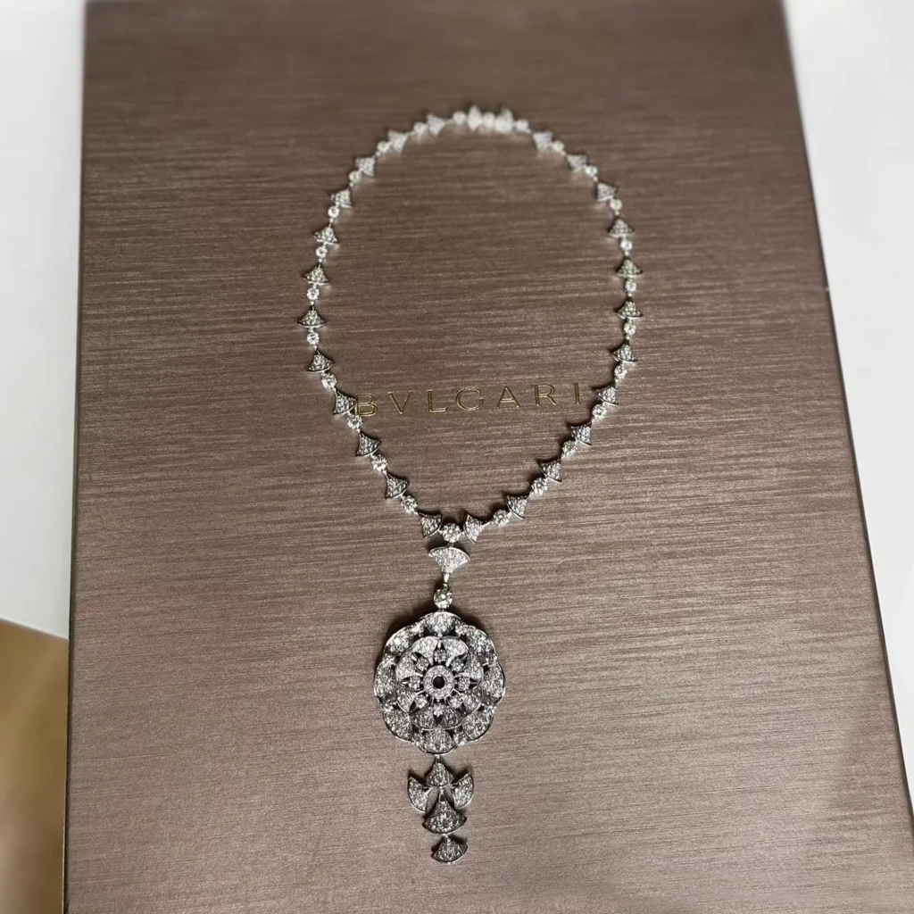 Bvlgari Bvlgari fine jewelry (Serpenti, B.zero1, BVLGARI BVLGARI, Divas&rsquo; Dream) front view - Bvlgari resale value